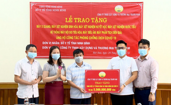 Trao tặng thiết bị, vật tư y tế ủng hộ ph&ograve;ng chống dịch Covid - 19 