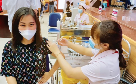 Ưu ti&ecirc;n ti&ecirc;m vắc xin Pfizer cho những người đ&atilde; ti&ecirc;m mũi 1 AstraZeneca