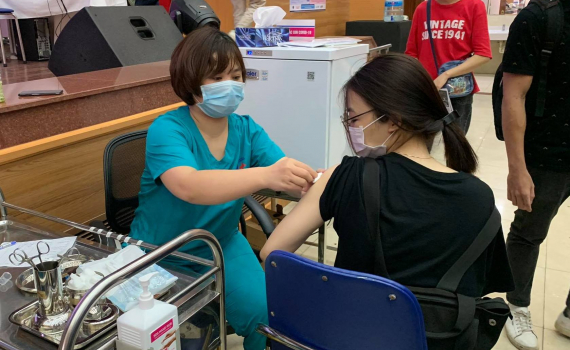 Vaccine COVID-19 - Tỉ lệ phản ứng kh&aacute;c nhau như thế n&agrave;o?