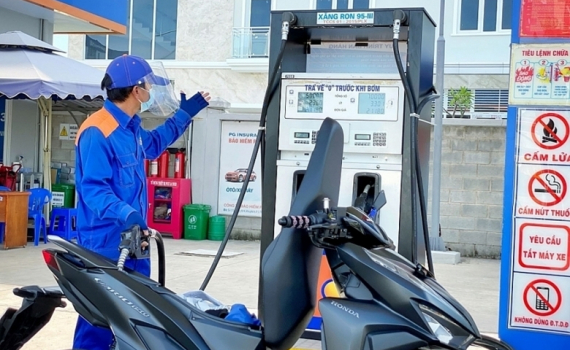 Tr&igrave;nh Ủy ban Thường vụ Quốc hội giảm thuế bảo vệ m&ocirc;i trường đối với xăng dầu