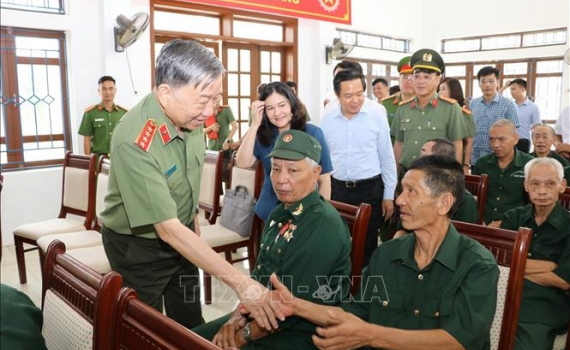 Cả nước chăm lo người c&oacute; c&ocirc;ng với c&aacute;ch mạng