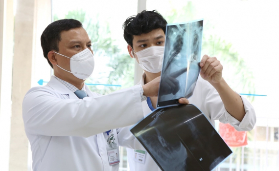 V&igrave; sao c&aacute;n bộ, nh&acirc;n vi&ecirc;n y tế bỏ việc?