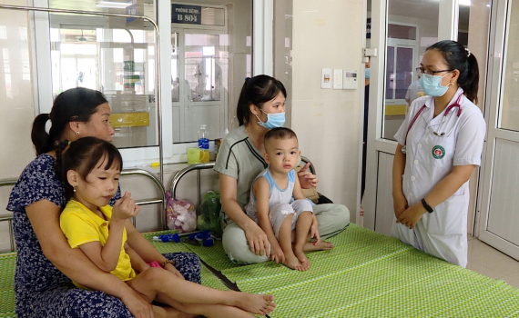Ninh B&igrave;nh: Nhiều trẻ mắc c&uacute;m A nhập viện