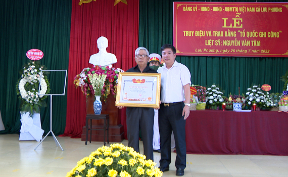 Trao bằng Tổ quốc ghi c&ocirc;ng cho gia đ&igrave;nh liệt sỹ tại x&atilde; Lưu Phương