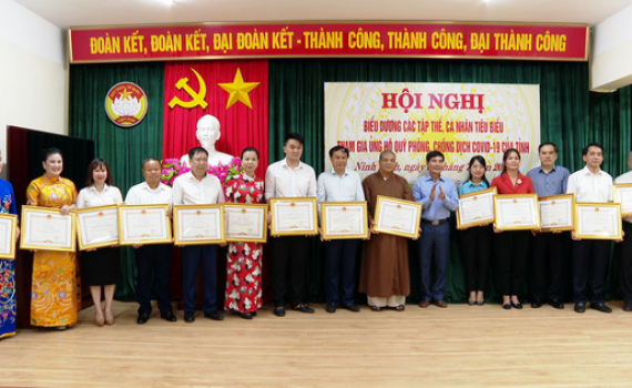 Ủy ban MTTQ Việt Nam tỉnh biểu dương tập thể, c&aacute; nh&acirc;n ti&ecirc;u biểu ủng hộ Quỹ ph&ograve;ng, chống dịch Covid-19