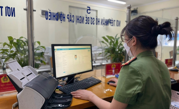 Từ ng&agrave;y 1-7-2022, Bộ C&ocirc;ng an bắt đầu cấp hộ chiếu phổ th&ocirc;ng mẫu mới