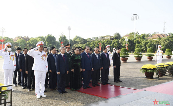 L&atilde;nh đạo Đảng, Nh&agrave; nước v&agrave; qu&acirc;n đội tưởng niệm c&aacute;c anh h&ugrave;ng liệt sĩ v&agrave; v&agrave;o Lăng viếng Chủ tịch Hồ Ch&iacute; Minh
