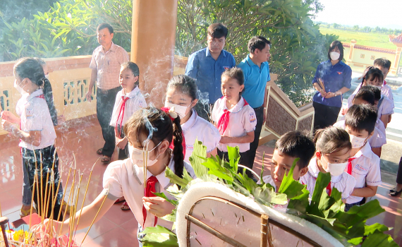 Chương tr&igrave;nh "Khăn hồng t&igrave;nh nguyện" kỷ niệm ng&agrave;y Thương binh Liệt sỹ