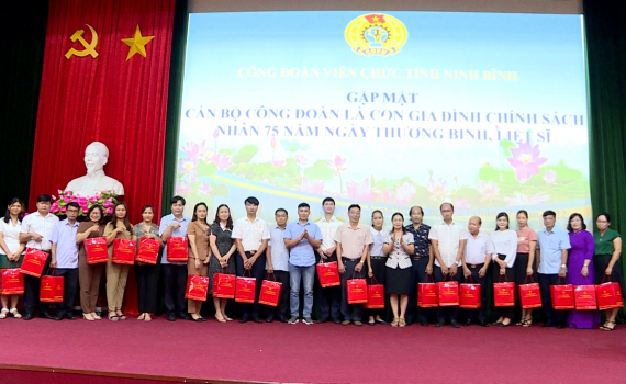 Gặp mặt c&aacute;n bộ c&ocirc;ng đo&agrave;n l&agrave; con gia đ&igrave;nh ch&iacute;nh s&aacute;ch