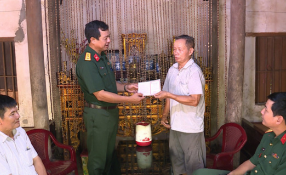 Bộ Chỉ huy Qu&acirc;n sự tỉnh thăm, tặng qu&agrave; c&aacute;c gia đ&igrave;nh ch&iacute;nh s&aacute;ch