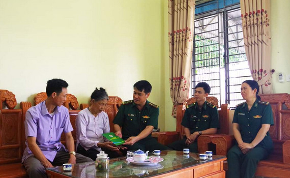Bộ Chỉ huy Bộ đội Bi&ecirc;n ph&ograve;ng tỉnh thăm, tặng qu&agrave; gia đ&igrave;nh ch&iacute;nh s&aacute;ch, người c&oacute; c&ocirc;ng với c&aacute;ch mạng