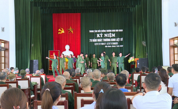 Đo&agrave;n Văn C&ocirc;ng Qu&acirc;n khu III biểu diễn chương tr&igrave;nh nghệ thuật tri &acirc;n c&aacute;c thương binh, bệnh binh 
