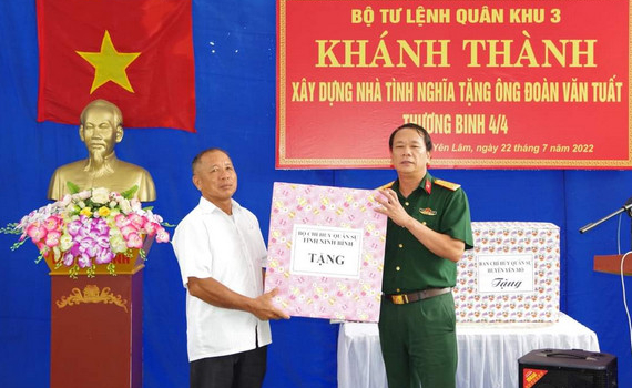 Bộ CHQS tỉnh kh&aacute;nh th&agrave;nh Nh&agrave; t&igrave;nh nghĩa v&agrave; thăm tặng, qu&agrave; gia đ&igrave;nh ch&iacute;nh s&aacute;ch nh&acirc;n dịp kỷ niệm Ng&agrave;y Thương binh, Liệt sĩ