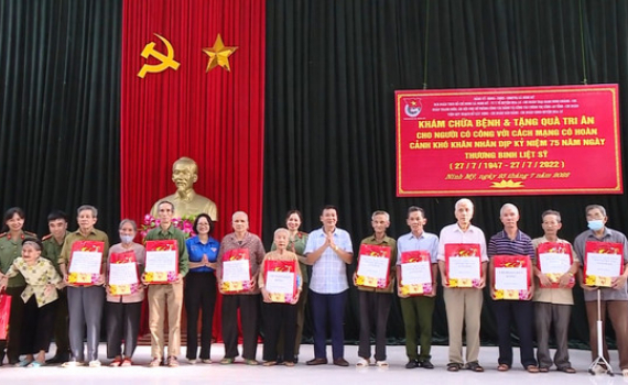 Tặng qu&agrave;, kh&aacute;m bệnh, cấp thuốc miễn ph&iacute; cho đối tượng ch&iacute;nh s&aacute;ch tại x&atilde; Ninh Mỹ, huyện Hoa Lư