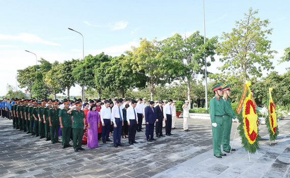 Thủ tướng Ch&iacute;nh phủ Phạm Minh Ch&iacute;nh d&acirc;ng hương tưởng niệm c&aacute;c Anh h&ugrave;ng - Liệt sĩ tại Hậu Giang