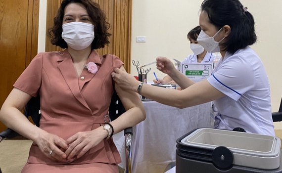 Ph&aacute;t động chiến dịch ti&ecirc;m vắc xin mũi 3, mũi 4 cho c&aacute;n bộ, vi&ecirc;n chức v&agrave; người lao động