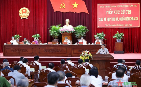 Thủ tướng Ch&iacute;nh phủ Phạm Minh Ch&iacute;nh tiếp x&uacute;c cử tri th&agrave;nh phố Cần Thơ