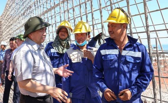 Thủ tướng Phạm Minh Ch&iacute;nh khảo s&aacute;t, chỉ đạo xử l&yacute; vướng mắc tại c&aacute;c c&ocirc;ng tr&igrave;nh, dự &aacute;n ở Nghệ An