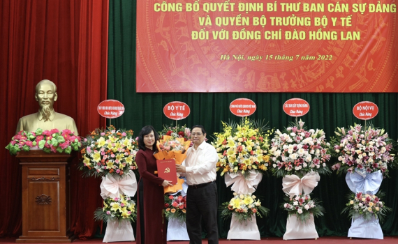 Thủ tướng Phạm Minh Ch&iacute;nh trao Quyết định B&iacute; thư Ban C&aacute;n sự Đảng, Quyền Bộ trưởng Bộ Y tế