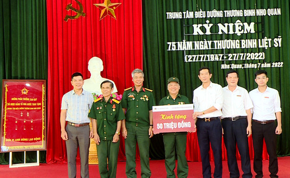 Ng&acirc;n h&agrave;ng Ch&iacute;nh s&aacute;ch x&atilde; hội v&agrave; Agribank Chi nh&aacute;nh Ninh B&igrave;nh thăm, tặng qu&agrave; nh&acirc;n kỷ niệm 75 năm Ng&agrave;y Thương binh, Liệt sỹ