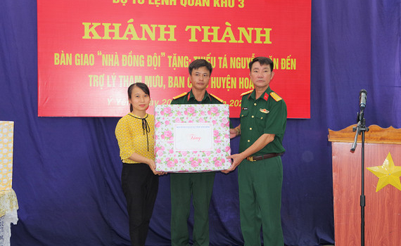 Bộ CHQS tỉnh kh&aacute;nh th&agrave;nh v&agrave; b&agrave;n giao &ldquo;Nh&agrave; đồng đội&rdquo;