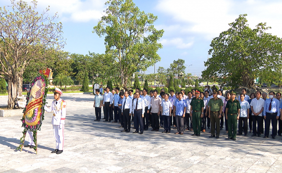 C&aacute;c đồng ch&iacute; l&atilde;nh đạo tỉnh d&acirc;ng hương tưởng niệm c&aacute;c Anh h&ugrave;ng liệt sỹ