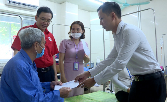 Hội Chữ thập đỏ tỉnh phối hợp với c&aacute;c nh&agrave; hảo t&acirc;m thăm tặng qu&agrave; nh&acirc;n ng&agrave;y Thương binh Liệt sỹ