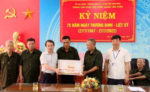 Đồng ch&iacute; B&ugrave;i Ho&agrave;ng H&agrave; thăm, tặng qu&agrave; nh&acirc;n kỷ niệm ng&agrave;y Thương binh Liệt sỹ