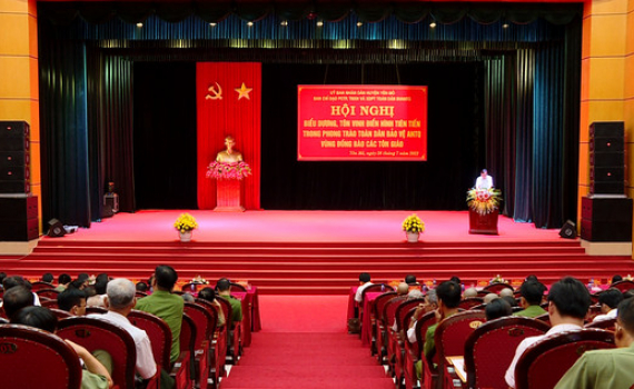 Y&ecirc;n M&ocirc; biểu dương, t&ocirc;n vinh điển h&igrave;nh ti&ecirc;n tiến trong phong tr&agrave;o "To&agrave;n d&acirc;n bảo vệ an ninh Tổ quốc" v&ugrave;ng đồng b&agrave;o c&aacute;c t&ocirc;n gi&aacute;o