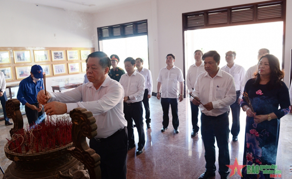Trưởng ban Tuy&ecirc;n gi&aacute;o Trung ương Nguyễn Trọng Nghĩa d&acirc;ng hương tưởng niệm anh h&ugrave;ng liệt sĩ tại Quảng Nam