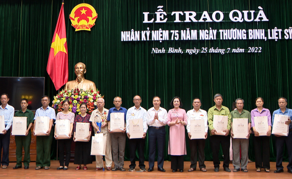 Đồng ch&iacute; Ph&oacute; Trưởng Ban Tổ chức Trung ương Nguyễn Thị Thanh tặng qu&agrave; nh&acirc;n kỷ niệm ng&agrave;y Thương binh, Liệt sỹ