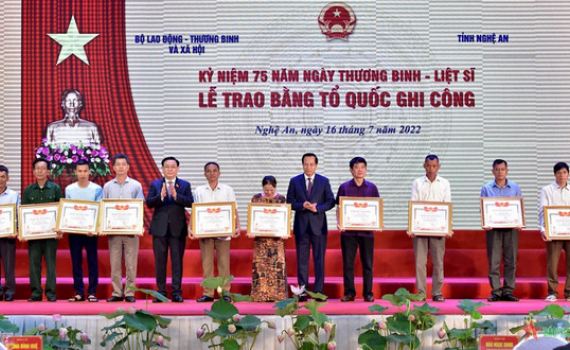 Chủ tịch Quốc hội Vương Đ&igrave;nh Huệ dự Lễ trao Bằng Tổ quốc ghi c&ocirc;ng