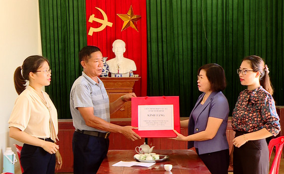  Li&ecirc;n minh HTX tỉnh, Hội LHTN Việt Nam tỉnh thăm hỏi, tặng qu&agrave; một số gia đ&igrave;nh ch&iacute;nh s&aacute;ch tr&ecirc;n địa b&agrave;n tỉnh