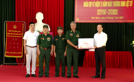 Đồng ch&iacute; Chủ tịch UBND tỉnh thăm, tặng qu&agrave; thương, bệnh binh tại Nho Quan v&agrave; Hoa Lư