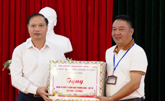 Đồng ch&iacute; Trần Hồng Quảng thăm, tặng qu&agrave; nh&acirc;n ng&agrave;y Thương binh, Liệt sỹ