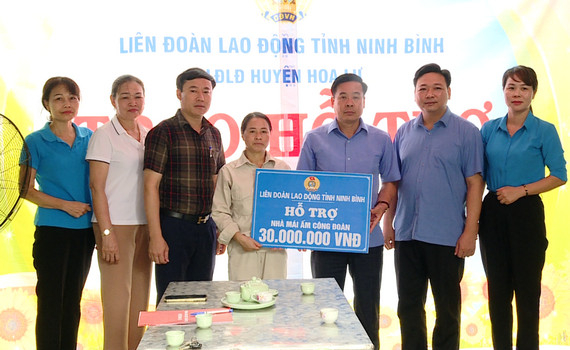 Li&ecirc;n đo&agrave;n Lao động tỉnh trao tiền hỗ trợ x&acirc;y nh&agrave; &ldquo;M&aacute;i ấm c&ocirc;ng đo&agrave;n&rdquo; cho đo&agrave;n vi&ecirc;n