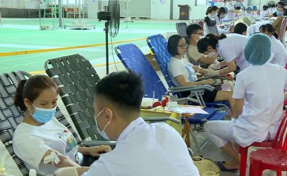 Ng&agrave;y hội hiến m&aacute;u t&igrave;nh nguyện &ldquo;Giọt hồng - Blouse trắng&rdquo;