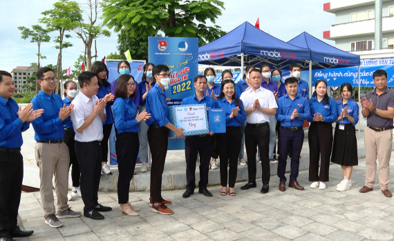 B&iacute; thư Trung ương Đo&agrave;n Nguyễn Phạm Duy Trang thăm đội t&igrave;nh nguyện tiếp sức m&ugrave;a thi tại Ninh B&igrave;nh