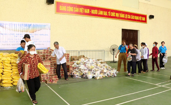 Hội Người khuyết tật tỉnh trao qu&agrave; cho người khuyết tật c&oacute; ho&agrave;n cảnh kh&oacute; khăn