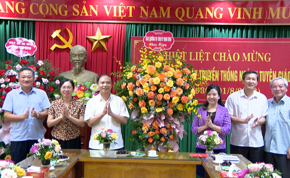 Đồng ch&iacute; Ph&oacute; B&iacute; thư Thường trực Tỉnh ủy ch&uacute;c mừng ng&agrave;nh Tuy&ecirc;n gi&aacute;o nh&acirc;n ng&agrave;y truyền thống