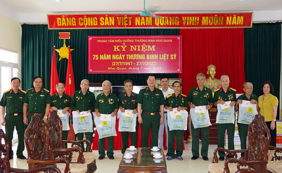 Bộ Tư lệnh Qu&acirc;n khu III thăm, tặng qu&agrave; thương binh, bệnh binh