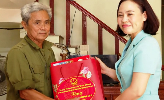 Thăm tặng qu&agrave; nh&acirc;n Ng&agrave;y Thương binh, Liệt sỹ 27/7
