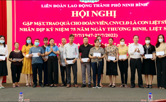 LĐLĐ th&agrave;nh phố Ninh B&igrave;nh tri &acirc;n, tặng qu&agrave; con liệt sỹ