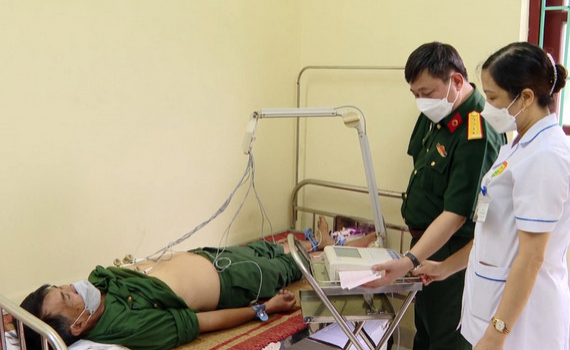 Kh&aacute;m, tư vấn, cấp ph&aacute;t thuốc miễn ph&iacute; cho nạn nh&acirc;n chất độc da cam tại huyện Gia Viễn