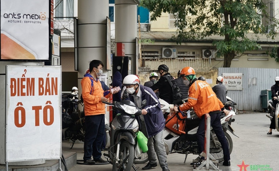 Gi&aacute; xăng quay đầu giảm hơn 400 đồng/l&iacute;t sau nhiều ng&agrave;y tăng n&oacute;ng