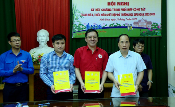 K&yacute; kết chương tr&igrave;nh phối hợp c&ocirc;ng t&aacute;c thanh ni&ecirc;n, thiếu ni&ecirc;n chữ thập đỏ trường học v&agrave; c&ocirc;ng t&aacute;c chăm s&oacute;c, n&acirc;ng cao sức khỏe nh&acirc;n d&acirc;n