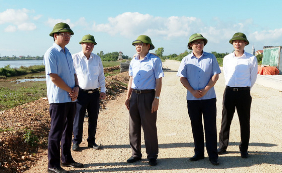 Đồng ch&iacute; Ph&oacute; Chủ tịch UBND tỉnh kiểm tra t&igrave;nh h&igrave;nh thi c&ocirc;ng c&aacute;c c&ocirc;ng tr&igrave;nh ph&ograve;ng chống thi&ecirc;n tai tại Kim Sơn