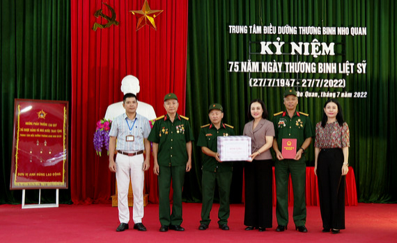 Ph&oacute; Trưởng đo&agrave;n ĐBQH tỉnh thăm, tặng qu&agrave; nh&acirc;n kỷ niệm 75 năm Ng&agrave;y Thương binh, Liệt sỹ