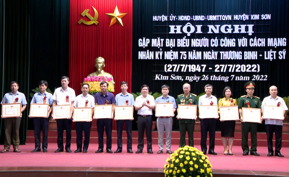 Huyện Kim Sơn gặp mặt người c&oacute; c&ocirc;ng ti&ecirc;u biểu