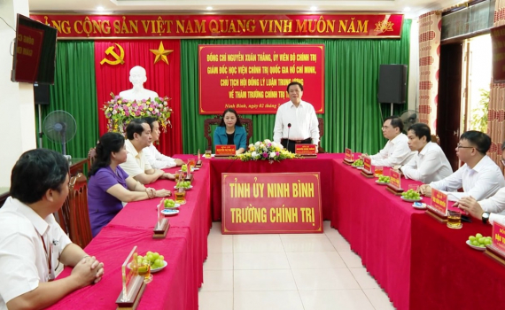 Gi&aacute;m đốc Học viện Ch&iacute;nh trị Quốc gia Hồ Ch&iacute; Minh l&agrave;m việc với Trường Ch&iacute;nh trị tỉnh